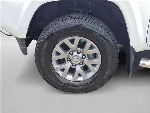 Used 2018 Toyota Tacoma SR5 RWD image 21