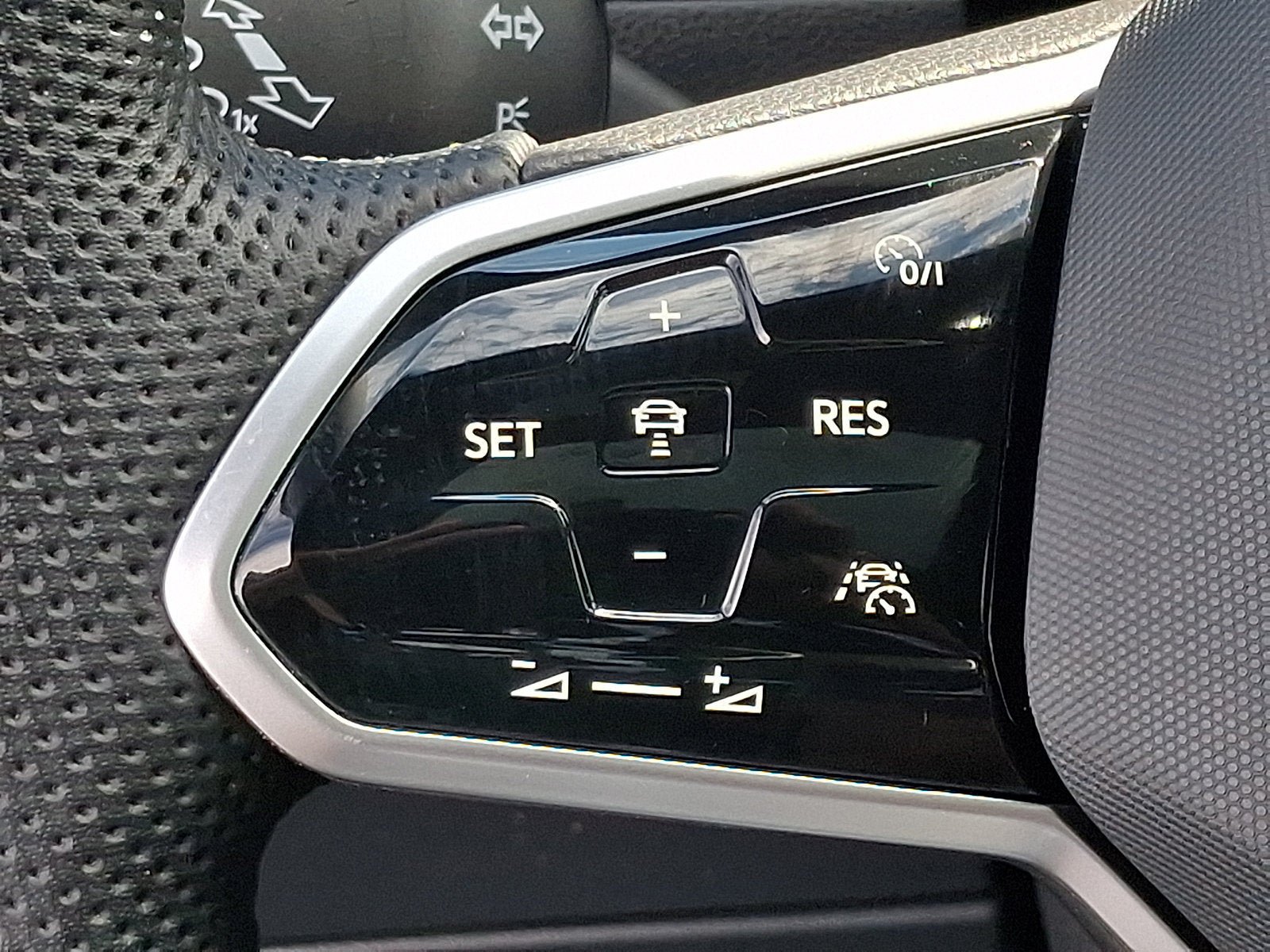 Certified 2024 Volkswagen Tiguan SE R-Line AWD/4WD image 23