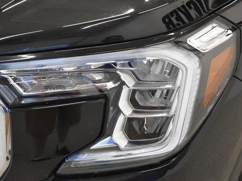 Used 2024 GMC Terrain SLT image 17