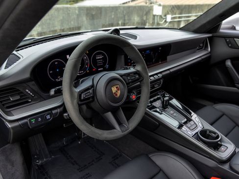 Certified 2025 Porsche 911 Carrera RWD image 4