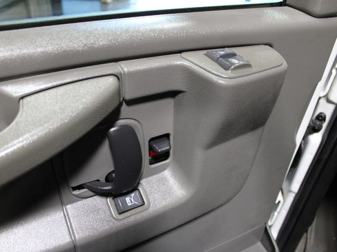 Used 2005 Chevrolet Express 3500 Extended Passenger w/ LS Preferred Equipment Group RWD image 10