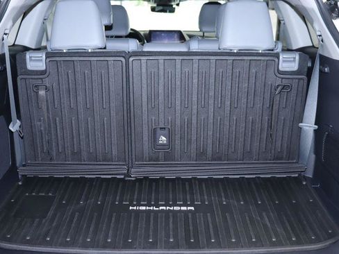Used 2021 Toyota Highlander Platinum AWD/4WD image 26