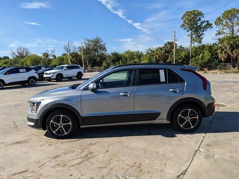 Certified 2025 Kia Niro EX image 6