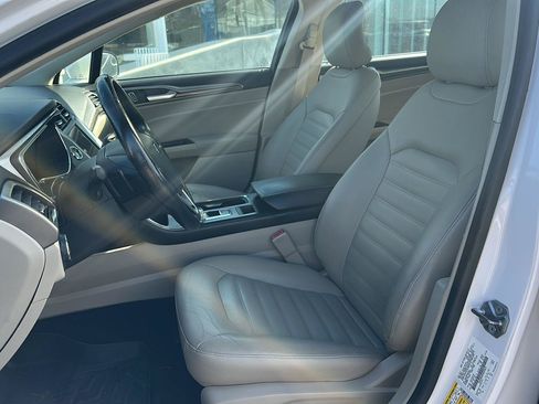 Used 2017 Ford Fusion SE w/ Fusion SE Technology Package FWD image 9