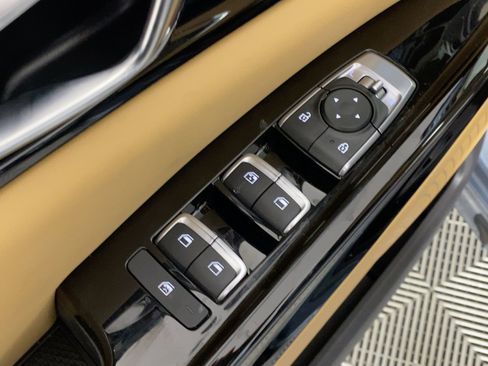 Used 2024 Kia Carnival EX image 11