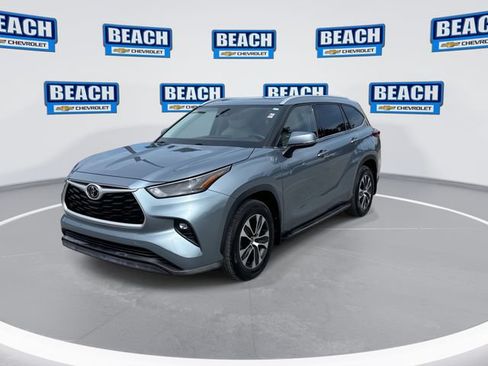 Used 2022 Toyota Highlander XLE AWD/4WD image 4