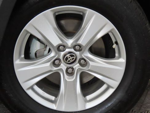 Used 2021 Toyota RAV4 XLE w/ Convenience Package AWD/4WD image 7