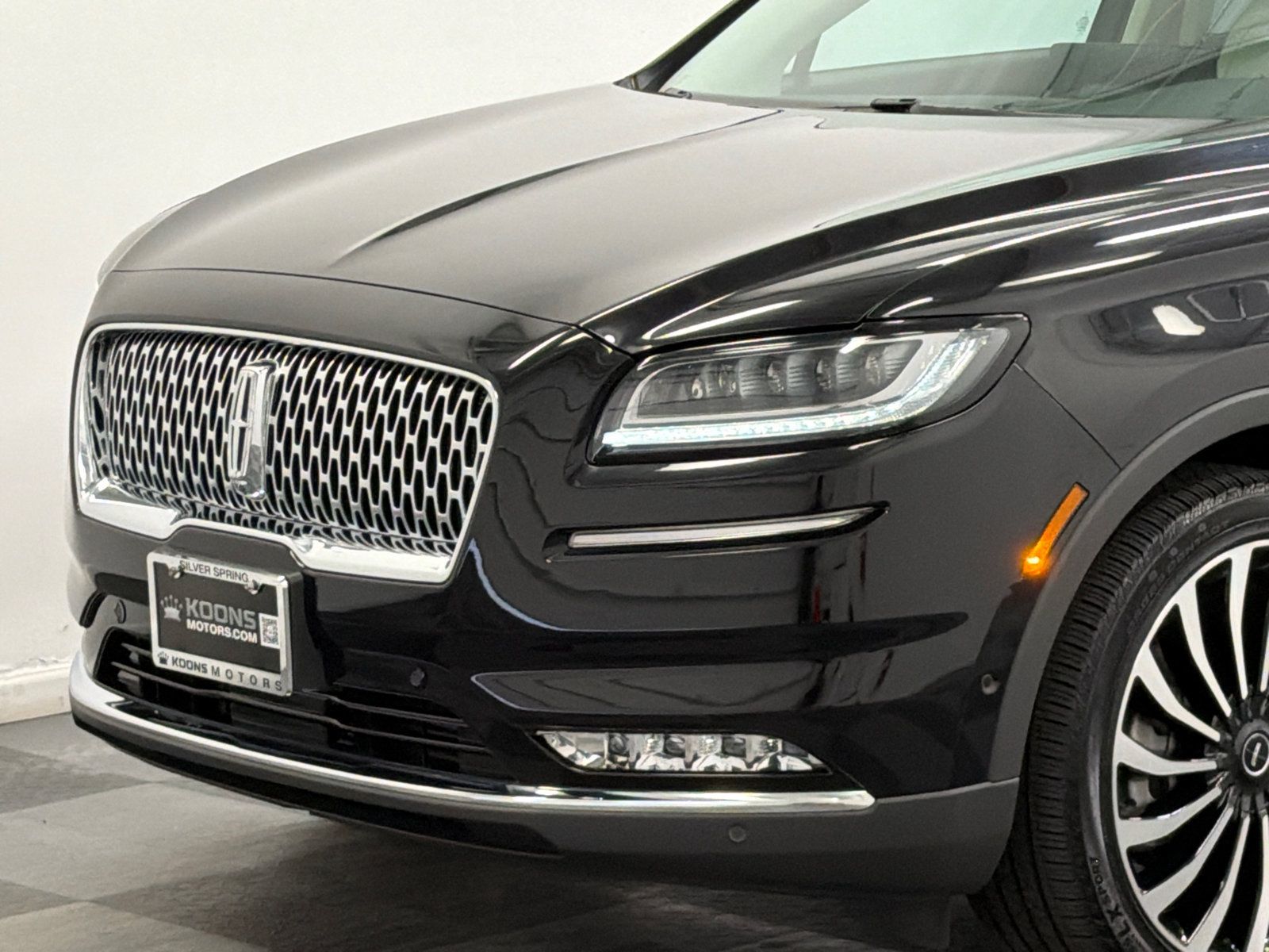 Used 2023 Lincoln Nautilus Black Label w/ Class II Trailer Tow Package AWD/4WD image 2