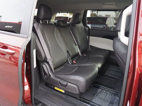 Used 2022 Kia Carnival EX image 23