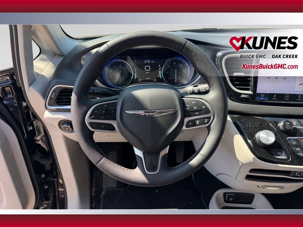 Used 2024 Chrysler Pacifica Touring-L FWD image 15