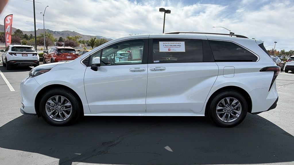 Certified 2025 Toyota Sienna XLE FWD image 6
