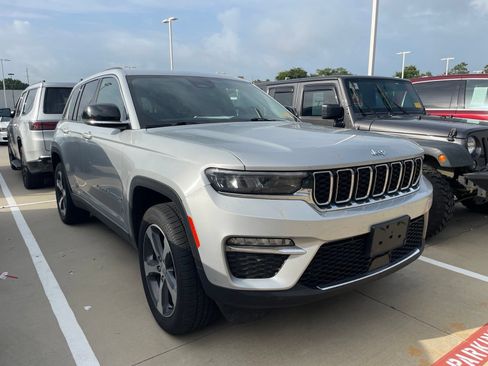Used 2023 Jeep Grand Cherokee 4WD 4xe image 3