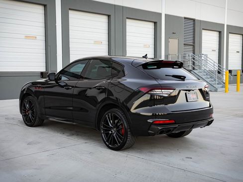 Used 2022 Maserati Levante Trofeo image 5