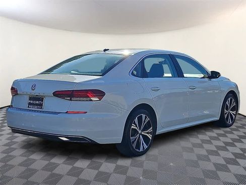 Used 2022 Volkswagen Passat 2.0T SE image 4