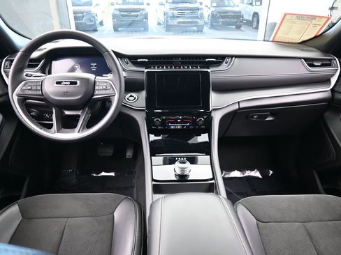 Used 2024 Jeep Grand Cherokee Altitude image 35