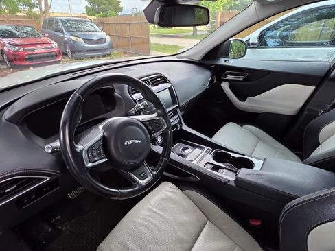 Used 2017 Jaguar F-PACE R-Sport image 20