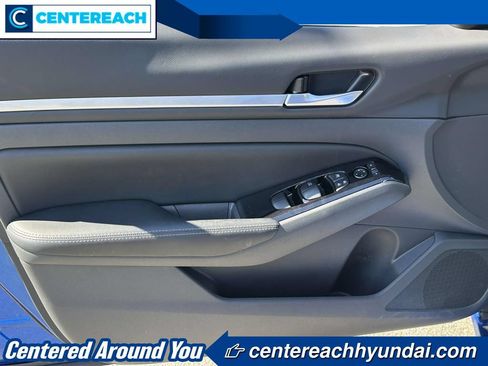 Used 2025 Nissan Altima 2.5 SL FWD image 14