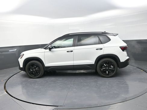 New 2026 Volkswagen Taos SE image 5