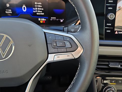 Certified 2024 Volkswagen Taos SE image 18