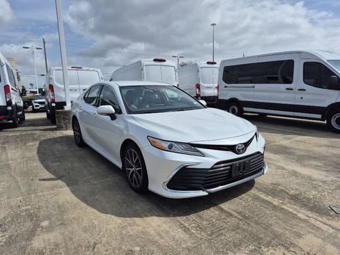 Used 2021 Toyota Camry XLE image 2