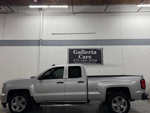 Used 2018 Chevrolet Silverado 1500 Custom w/ Custom Value Package image 1