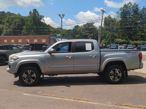 Used 2017 Toyota Tacoma TRD Sport AWD/4WD image 7