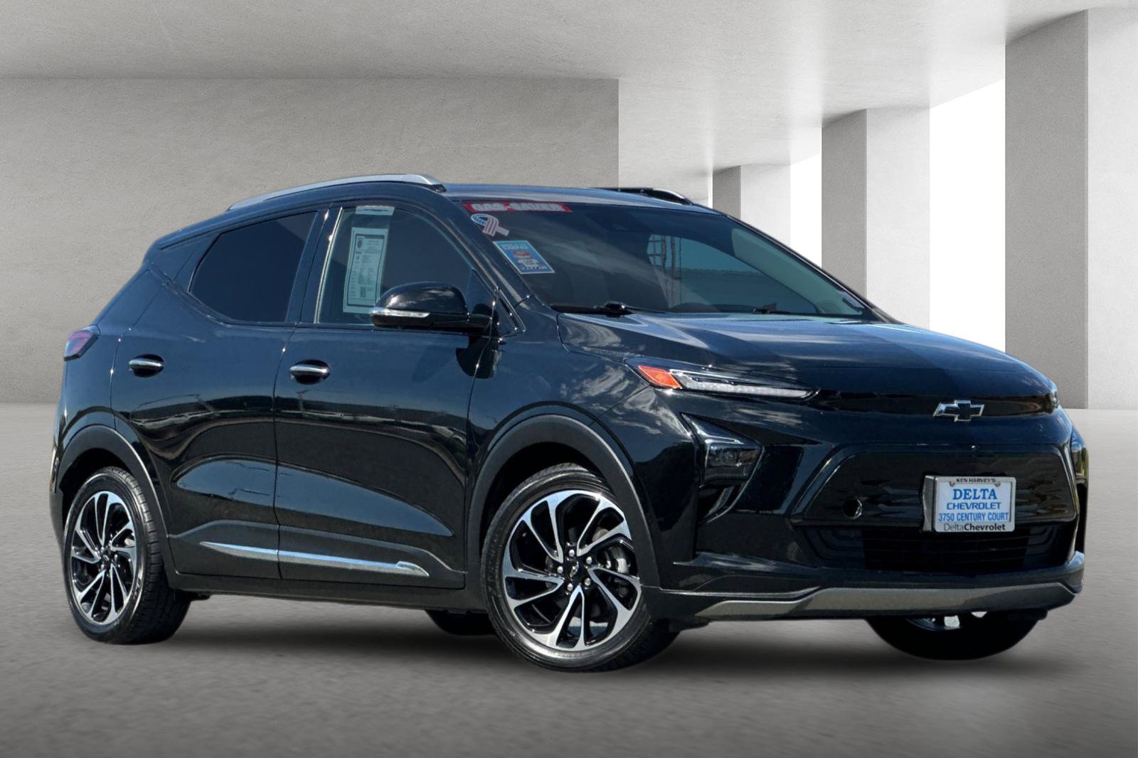 Used 2022 Chevrolet Bolt EUV Premier w/ Sun & Sound Package FWD image 2
