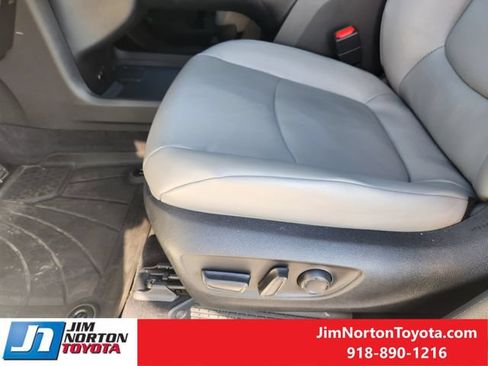 Used 2025 Toyota Sienna XLE AWD/4WD image 25