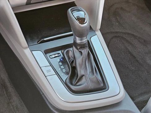 Used 2018 Hyundai Elantra SE image 12