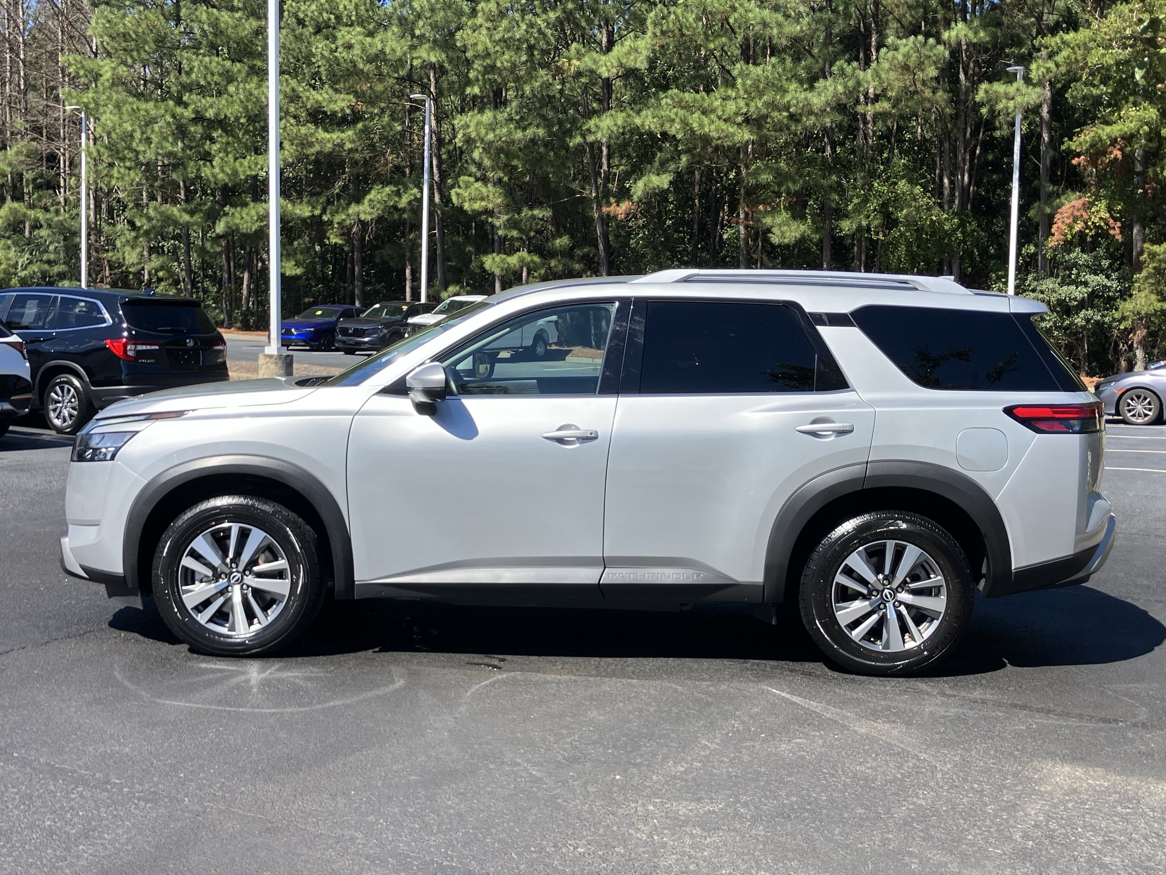 Used 2025 Nissan Pathfinder SL FWD image 7