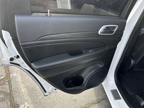 Used 2022 Jeep Grand Cherokee Laredo X image 23