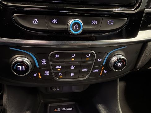 Used 2023 Chevrolet Traverse LT image 16