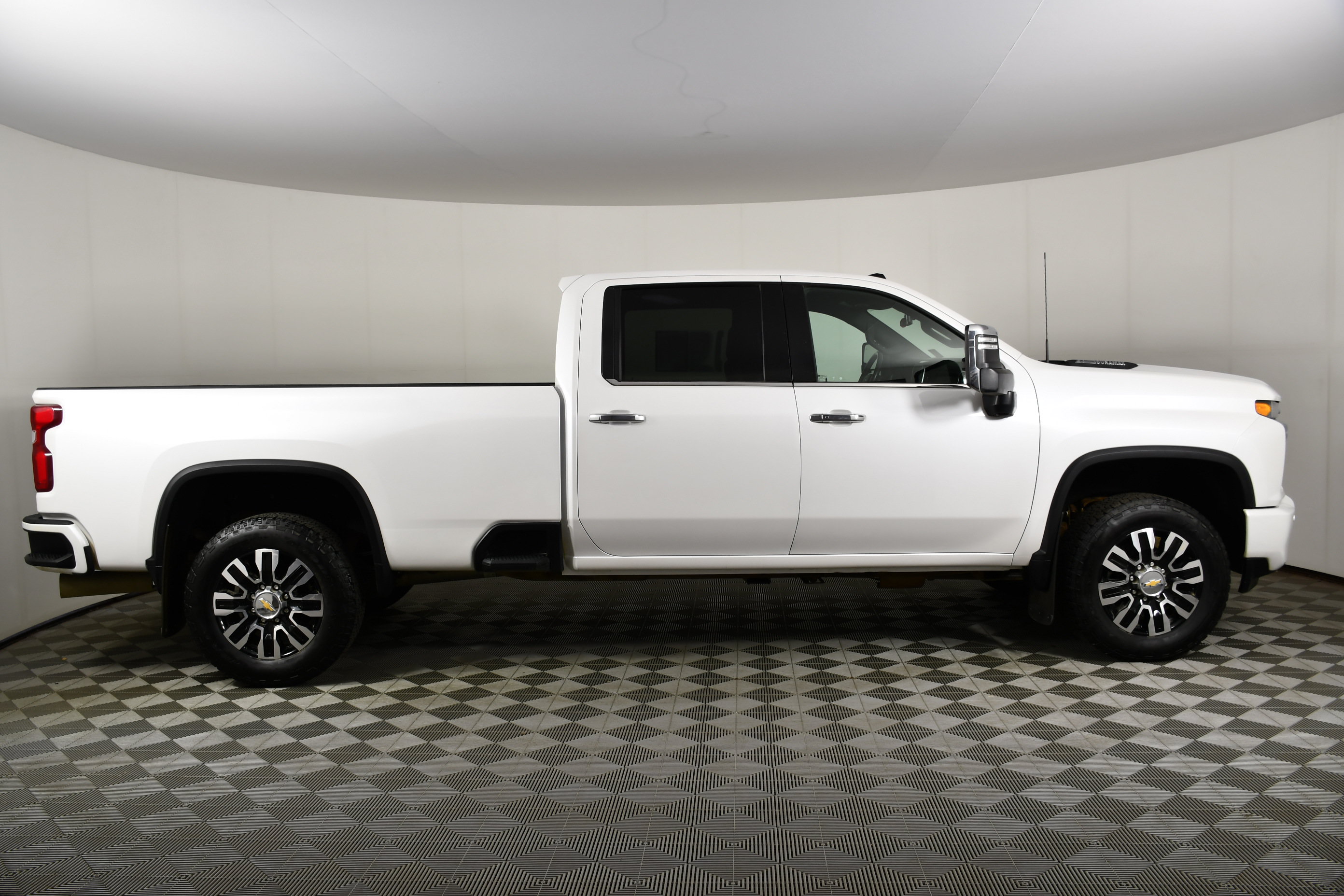 Used 2022 Chevrolet Silverado 3500 High Country w/ Safety Package II AWD/4WD image 5