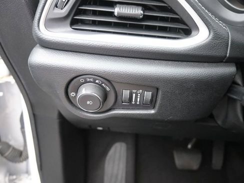 Used 2024 Chrysler Pacifica Limited FWD image 33