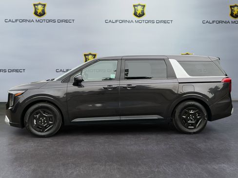 Used 2025 Kia Carnival LX image 8