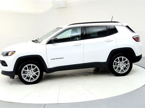Used 2022 Jeep Compass Latitude image 3
