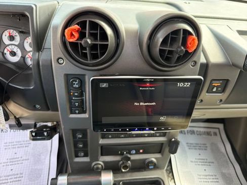 Used 2004 HUMMER H2 w/ Preferred Equipment Group AWD/4WD image 19