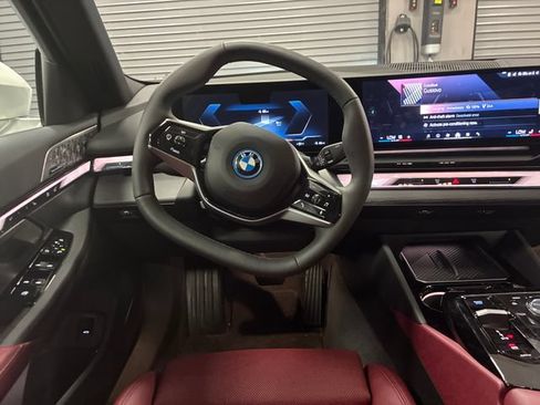 Used 2026 BMW i5 eDrive40 w/ Premium Package RWD image 13