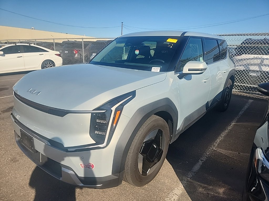 Used 2024 Kia EV9 Light Long Range RWD image 3