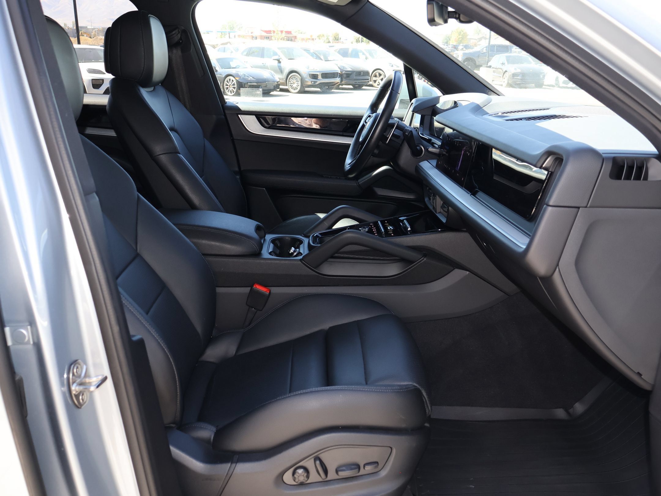 Used 2024 Porsche Cayenne AWD/4WD image 32
