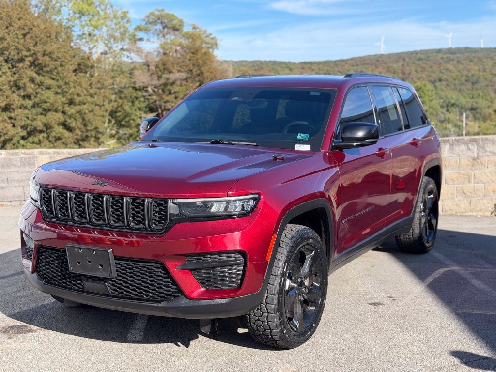 Used 2023 Jeep Grand Cherokee Altitude AWD/4WD image 1