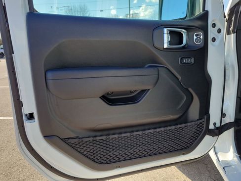 New 2025 Jeep Gladiator Sport image 17