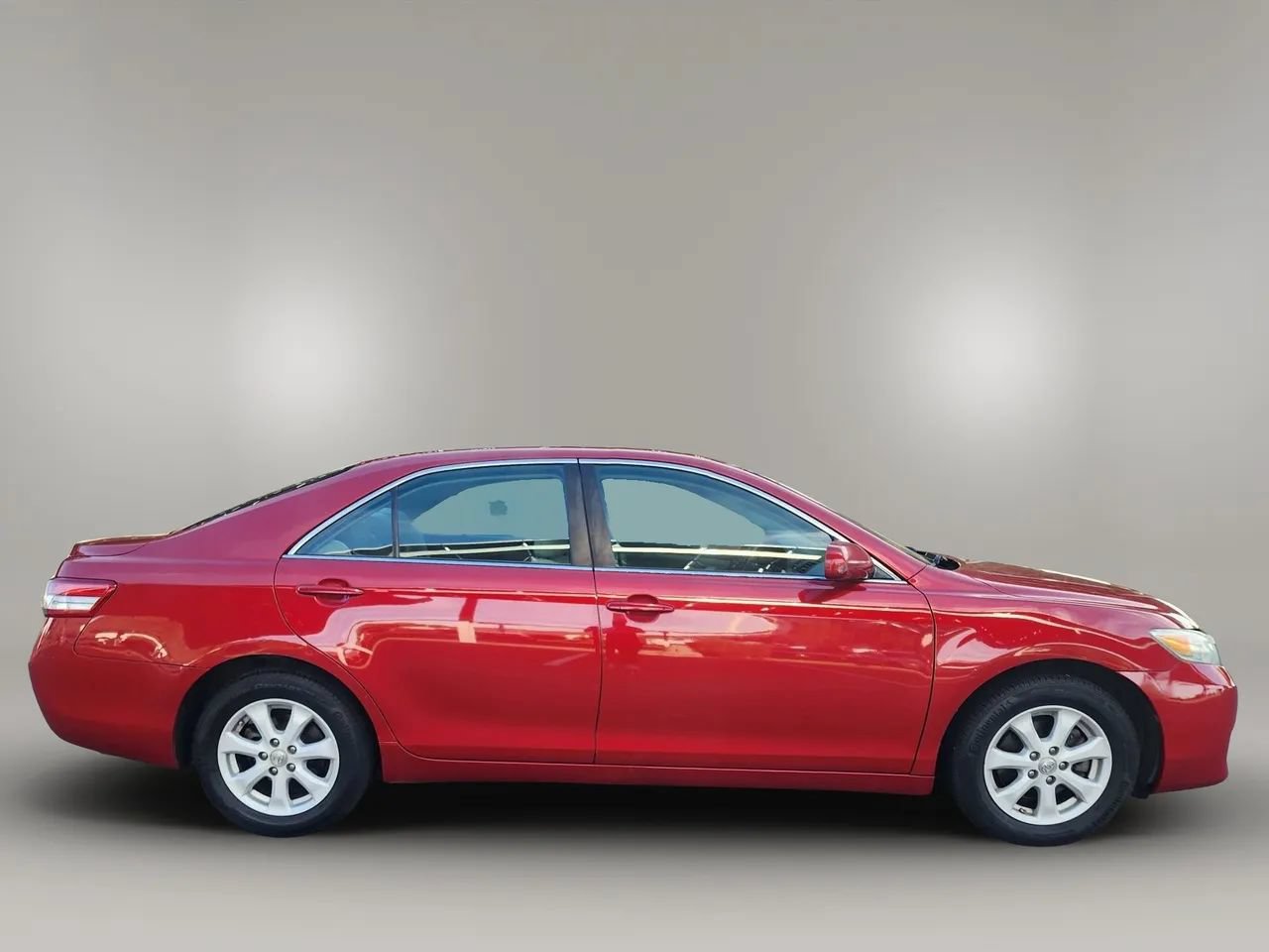 Used 2010 Toyota Camry LE FWD image 3