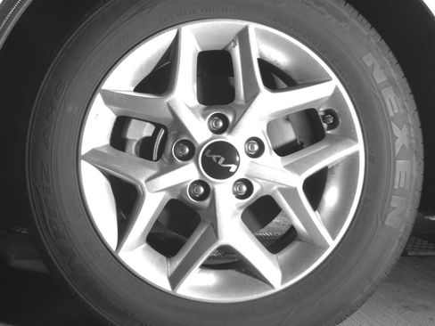 Used 2025 Kia Soul LX w/ LX Technology Package FWD image 12