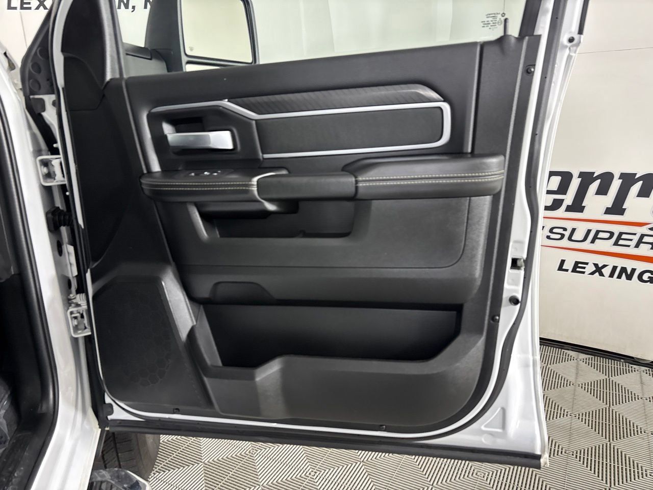 Used 2025 RAM 2500 Big Horn AWD/4WD image 28