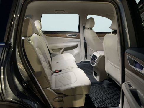 Certified 2025 Volkswagen Atlas SE image 25