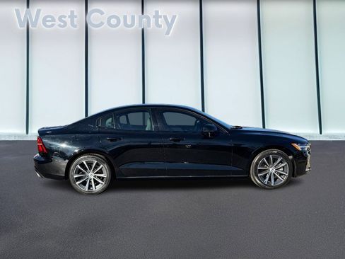 Certified 2022 Volvo S60 B5 Momentum image 2