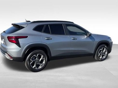 Certified 2025 Chevrolet Trax LT FWD image 8