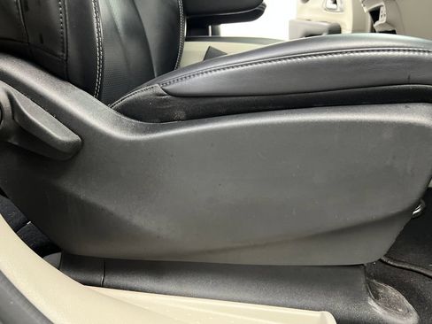 Used 2023 Chrysler Pacifica Touring-L FWD image 37