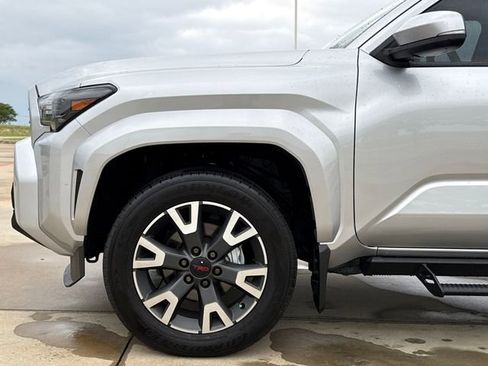 Used 2025 Toyota Corolla LE image 5